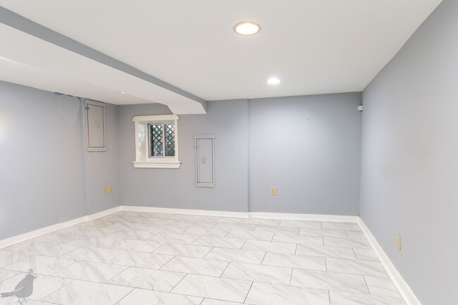 Building Photo - Classy Columbia Heights Row Home! 1/2 Off ...