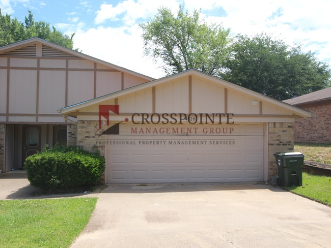 Building Photo - Adorable 3-bedroom, 2-bath duplex with 2-car garage in The Highlands Addition