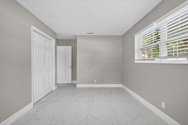 Building Photo - 601 SW 5th Ave