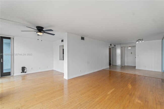 Building Photo - 800 Parkview Dr