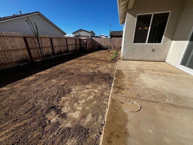 Building Photo - 2112 Daffodil St