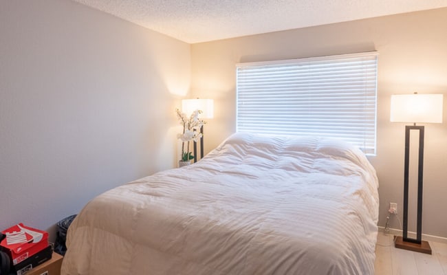 Building Photo - Beautiful Renovated 2 Bedroom Condo with Laundry Hookups, Private Patio, Secured Parking, Hardwoo...