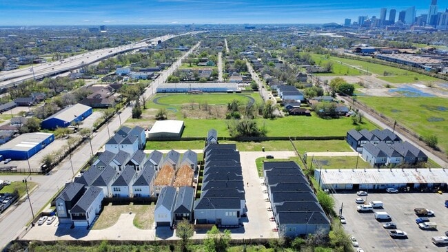 Building Photo - 3010 Jensen Dr