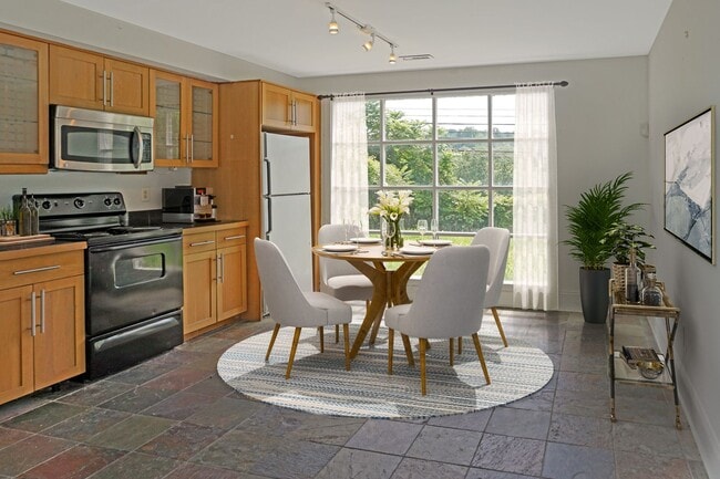 Primary Photo - 3 Bed / 1 Bath - Split Level House with Re...