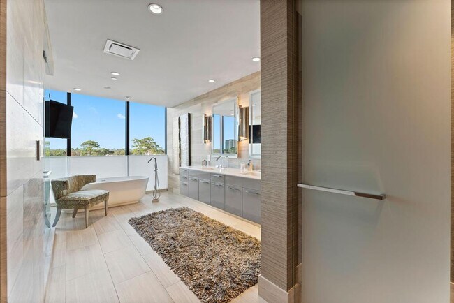 Building Photo - 3433 Westheimer Rd