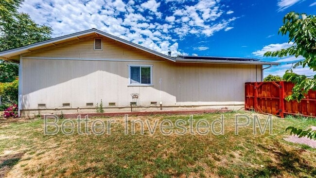 Building Photo - 832 S Orchard Ave