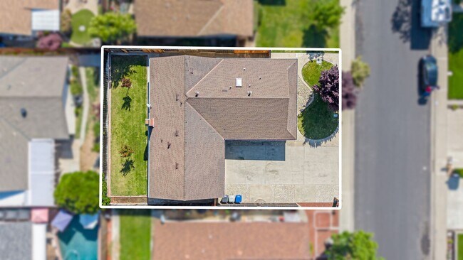 Building Photo - 2025 Sweetwater Dr