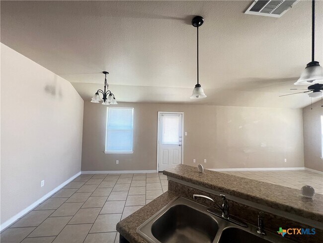 Building Photo - 4606 Cambridge Dr