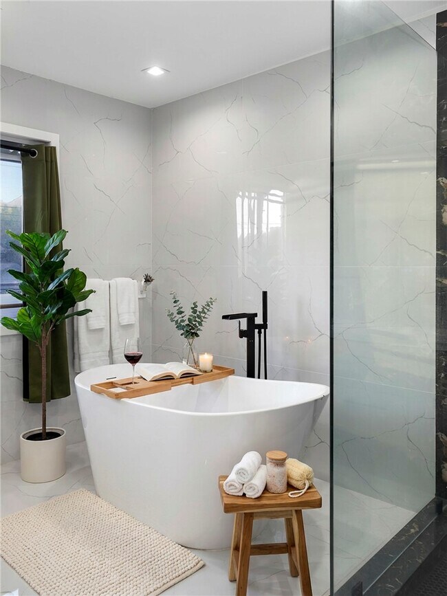 Building Photo - 9742 Farralone Ave