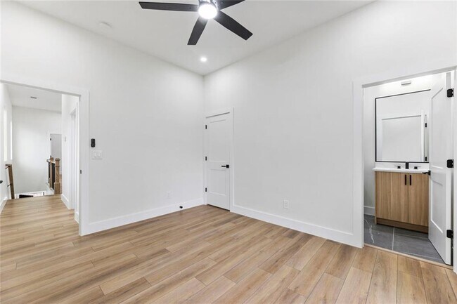 Building Photo - 582 Hope St SW