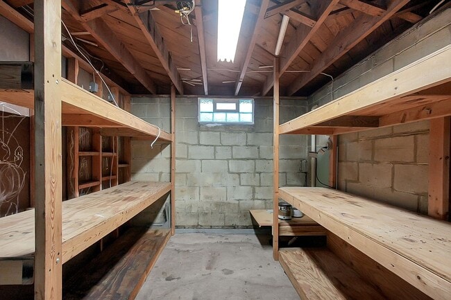 Building Photo - 3 Bed, 1 Bath Single-Family Home – Great L...