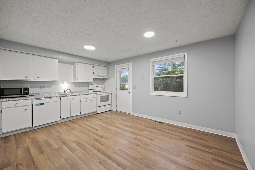 Kitchen - 1504 Glenn Ave