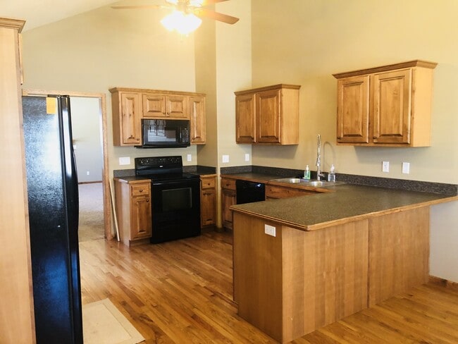 Building Photo - Beautiful Home Great Location