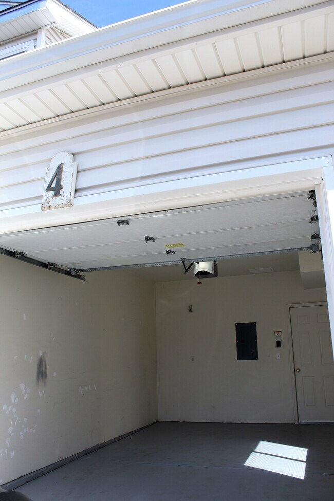 Building Photo - 950 52nd Ave Ct