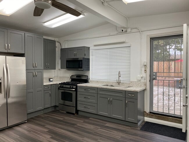 Building Photo - 725 W Sunkist St