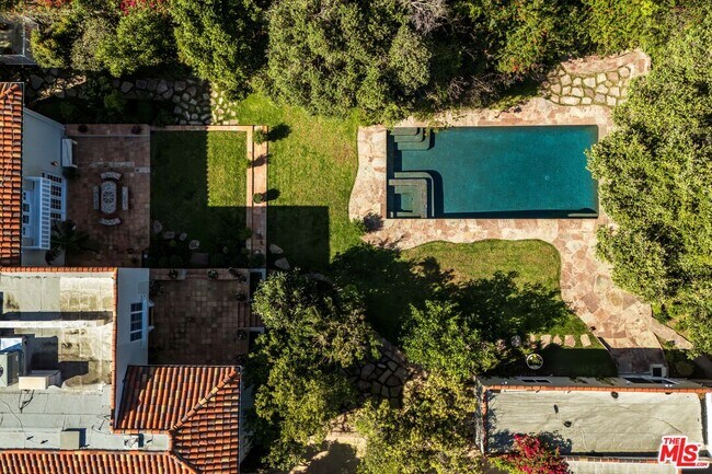 Building Photo - 1004 N Beverly Dr