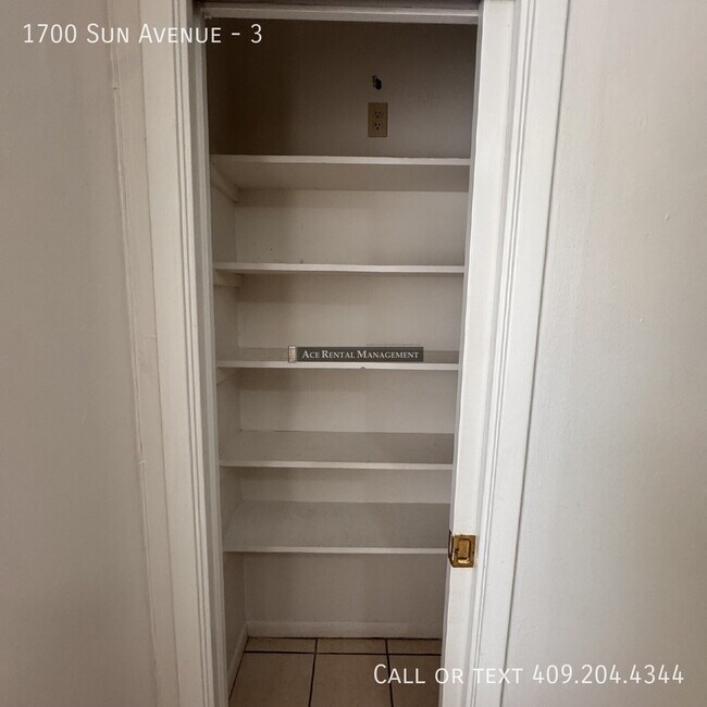 Building Photo - 1700 Sun Ave