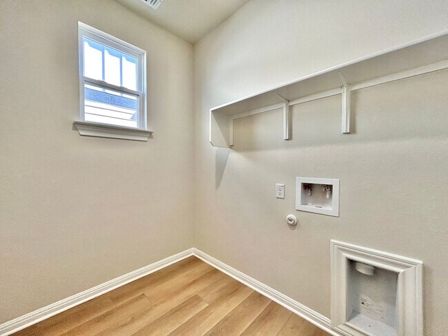 Building Photo - Spacious 4/BR 3/BA Home with Modern Upgrades in Leander