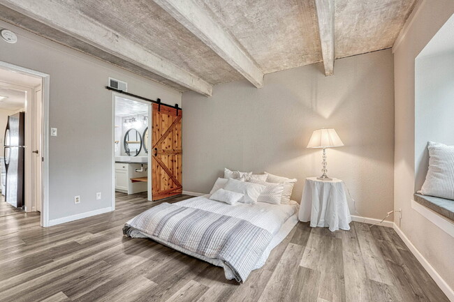 Building Photo - Charming 3-Bed Penthouse Condo in Denver with 2 full bathrooms! – Open Floor Plan *Move in specia...