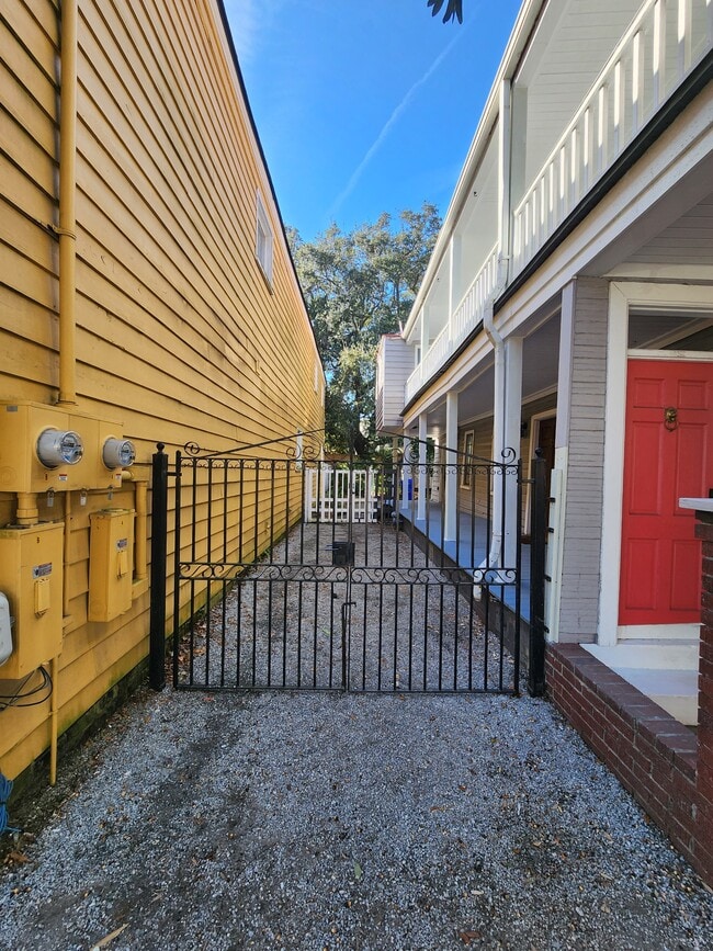 Building Photo - 237 Coming St