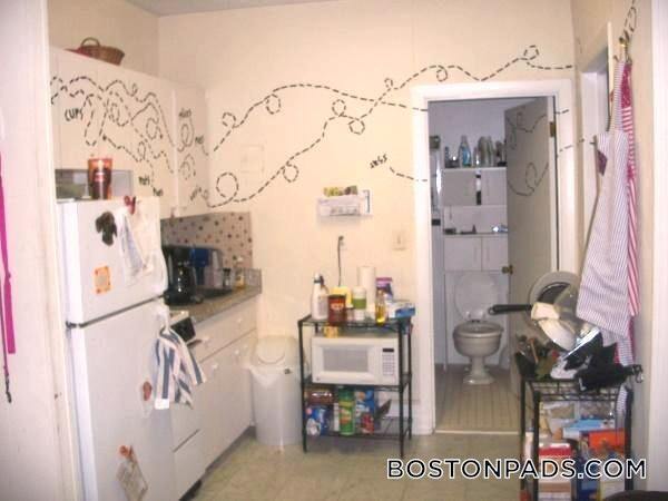 Building Photo - 879 Beacon St