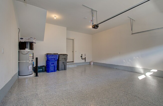 Building Photo - Immaculate Ridgefield Townhome