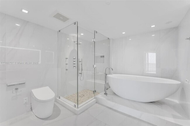 Building Photo - 465 Brickell Ave