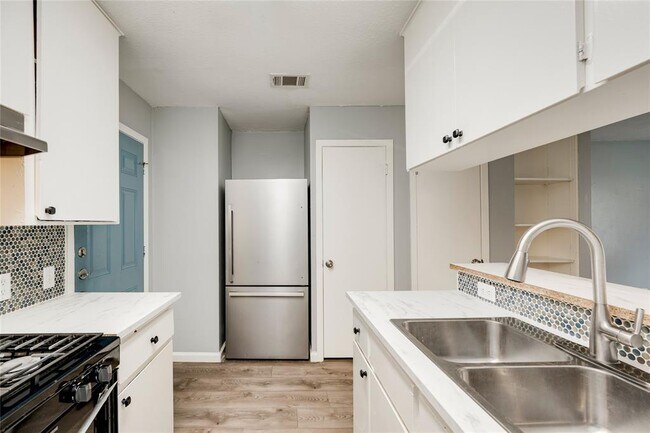 Building Photo - 838 N Meadows Dr