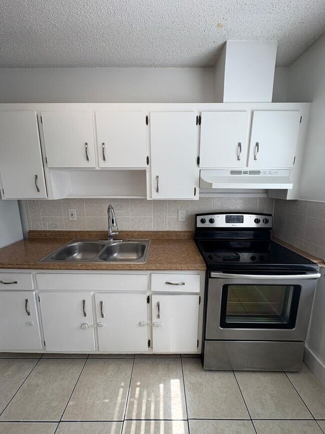Building Photo - 2 BEDROOMS 1 BATHROOM IN AREA OF RIVERLAND