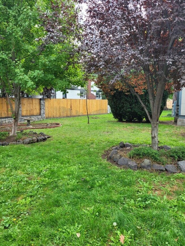 Building Photo - Victorian Charmer – 3 Bed, 1.75 Bath – Utilities Included!