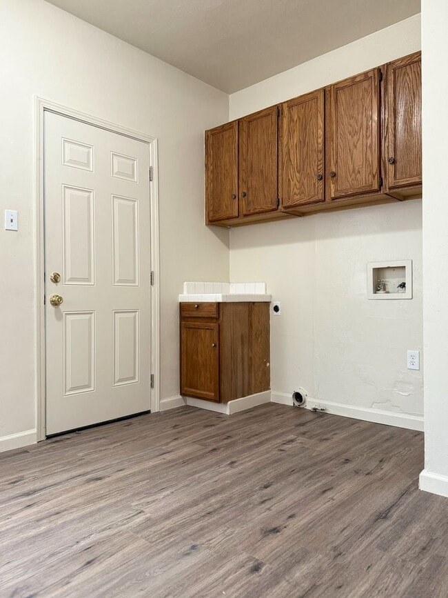 Building Photo - Endearing 3/1 Available!
