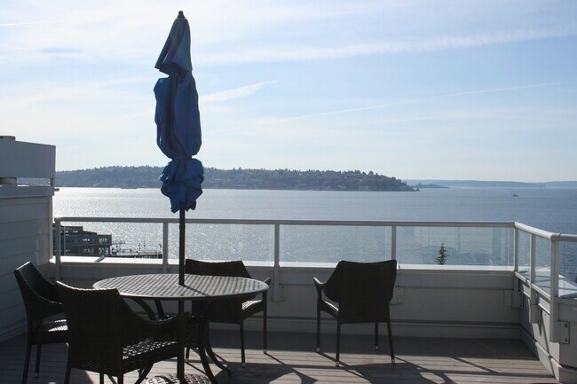 Building Photo - 3028 Western Ave