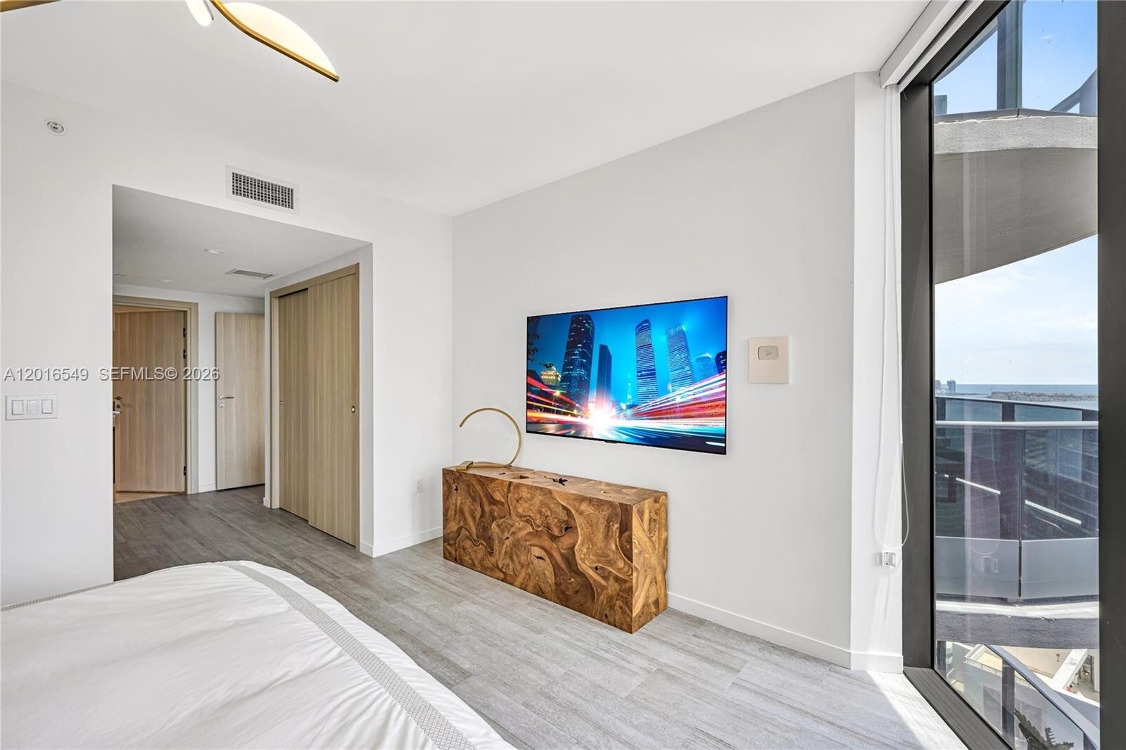 Building Photo - 1000 Brickell Plz