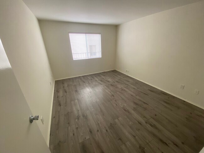 Building Photo - 1117 Havenhurst Dr