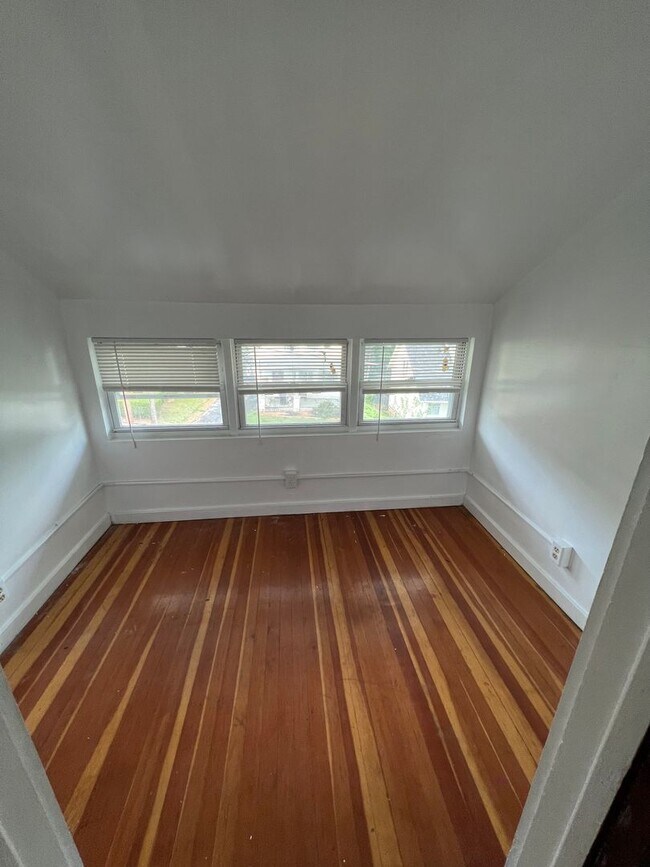 Building Photo - 3 Bed 1 Bath Single Family House 13 Essex St.