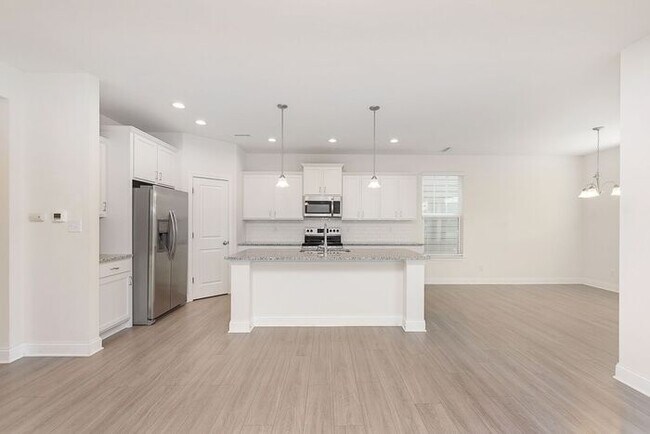 Building Photo - Beautiful Three Bedroom in Carmel!