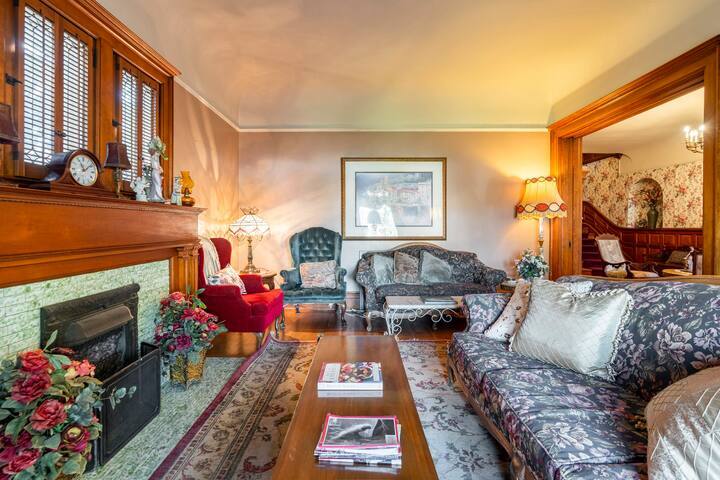 Parlor - 2374 Mission Inn Ave