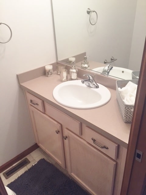 Building Photo - 3 Bedroom Condo Overlooking Pond!