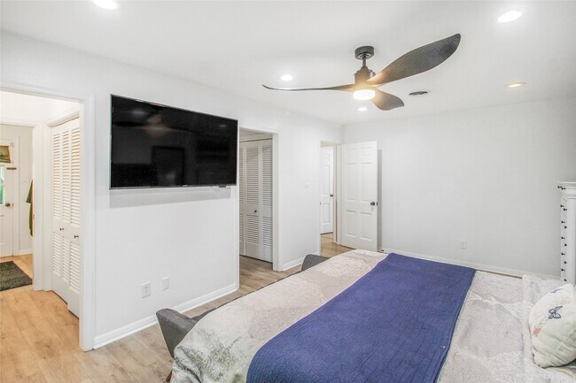 Building Photo - 536 Oak Dr