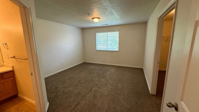 Building Photo - 3 bedroom 2 bath!! Available Now!!