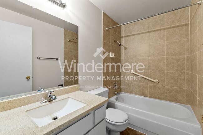 Building Photo - Beautiful and remodeled 1-Bedroom Apartmen...
