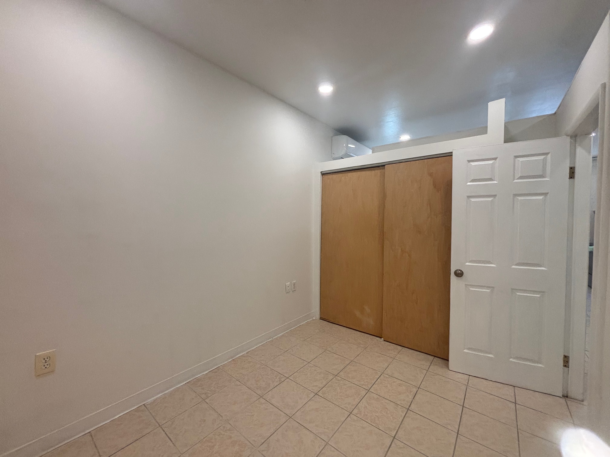 room - 1000 Christian St