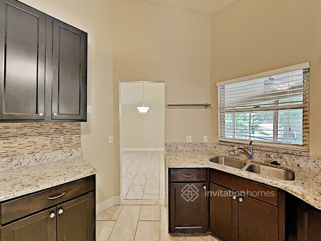 Building Photo - 641 Ridgewood St