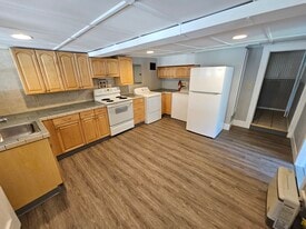 Building Photo - 271 Village St
