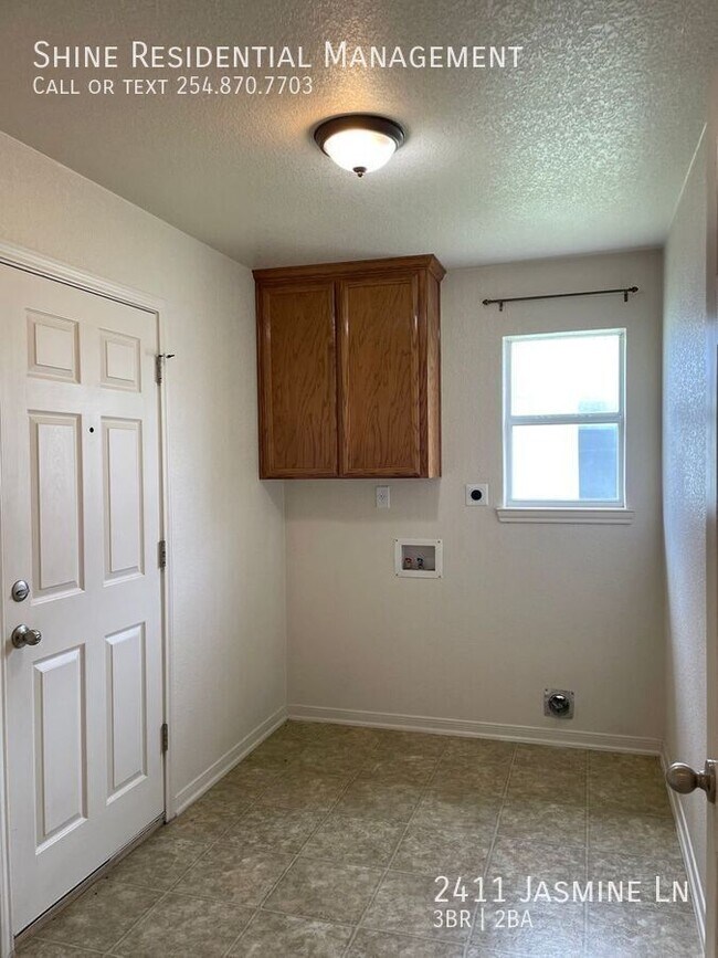 Building Photo - 2411 Jasmine Ln