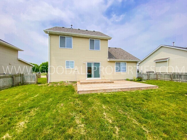 Building Photo - 3 BDRM 2.5 Bath finished basement fenced backyard in Ankeny