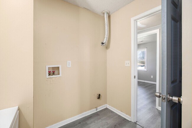 Building Photo - Beautiful 2BR/1BA Duplex in Independence!