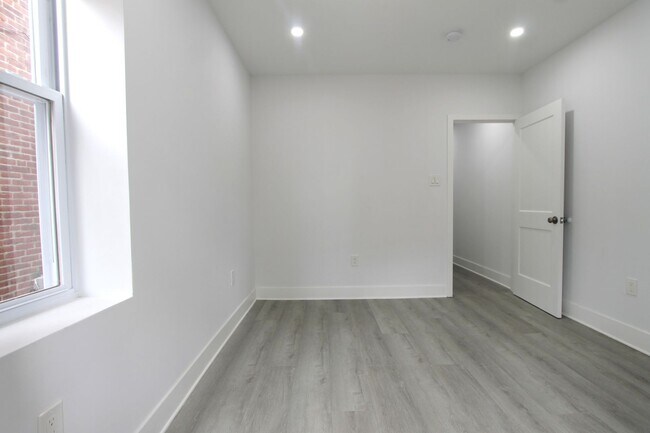 Building Photo - 103 E Coulter St