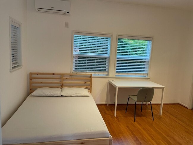 Building Photo - 955 Hyperion Ave