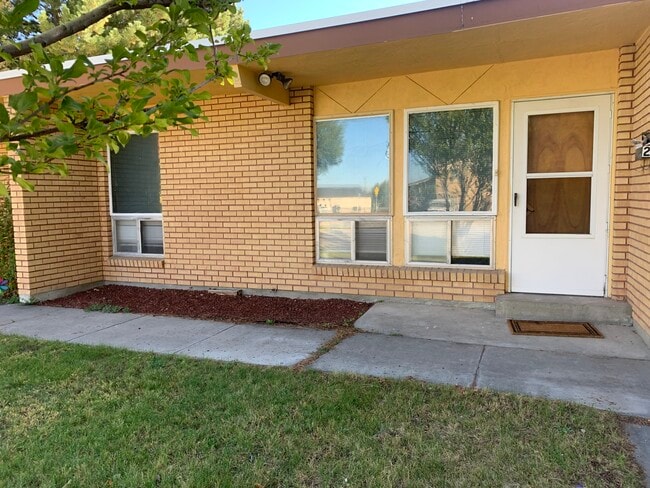 Building Photo - 886 Raymond Dr
